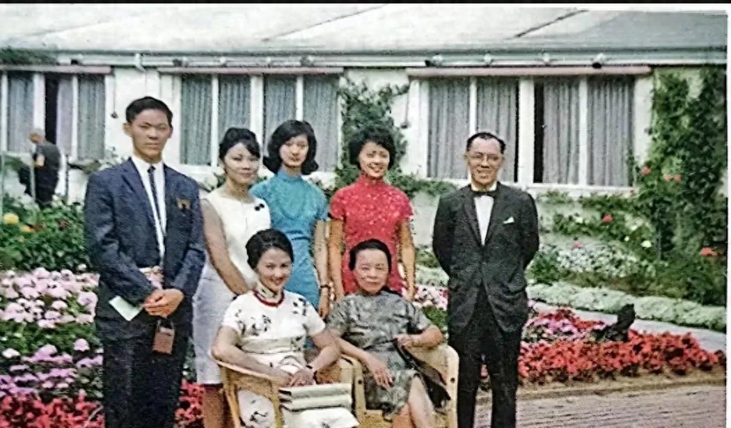 徐志摩前妻张幼仪家庭合影曝光，62岁仍展现优雅风采，一家欢聚笑容灿烂，你怎么看？