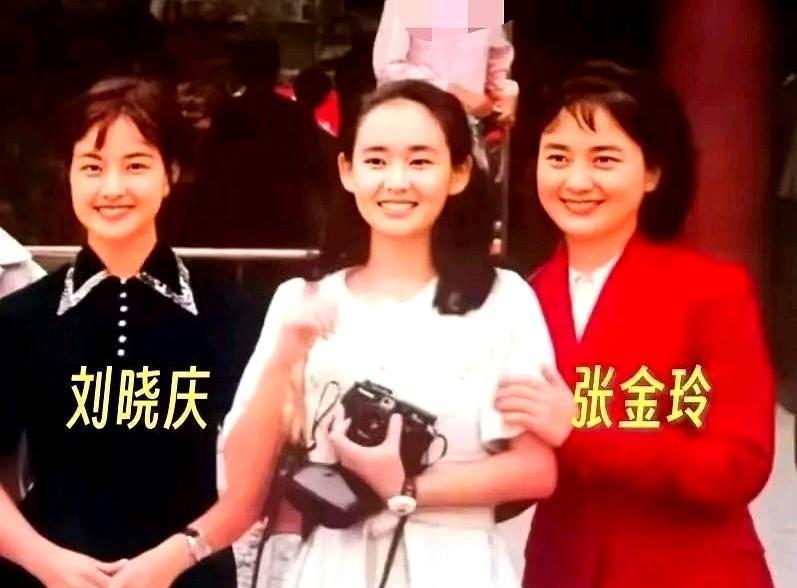 画展开幕前夜，刘晓庆推掉所有通告——只为赴一场40年没断过的月度通话。你见过娱