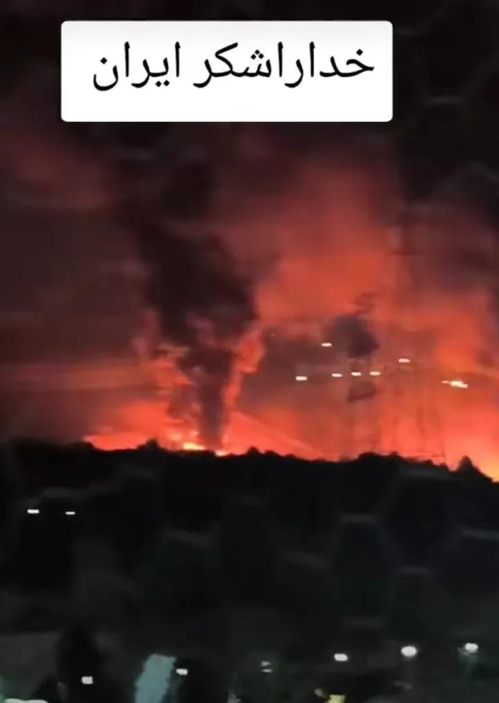 霉国派B-2隐形轰战机带着GBU-57钻地弹出动参战了！轰炸了伊朗3处核设施，而