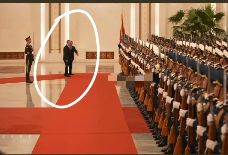 斯塔默太紧张了，不会走道了！本来走到右侧，正式仪式开始，按礼仪斯塔默要走在左边，