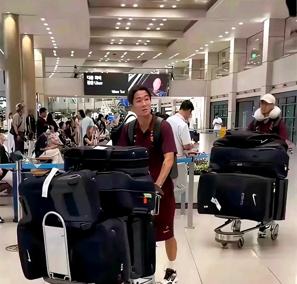 比赛带的行李太多，国足回应:51人带了140件行李其中个人84件，队伍装备5