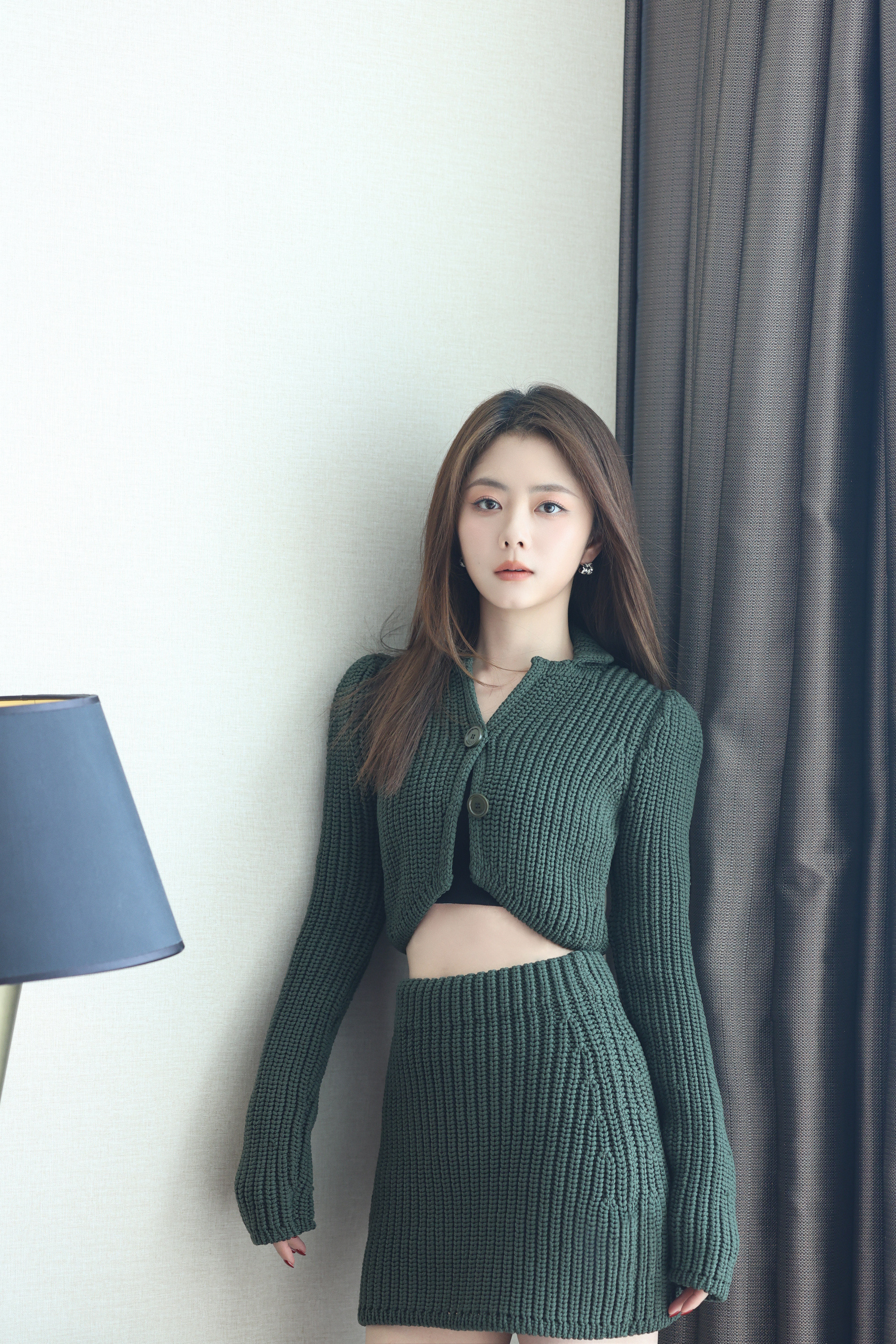 谭松韵，毛衣短裙，好生温柔。谭松韵