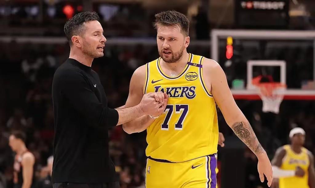 匪夷所思！就在今天，湖人传来2个让人意外的消息:一是近日NBA2K26各队球