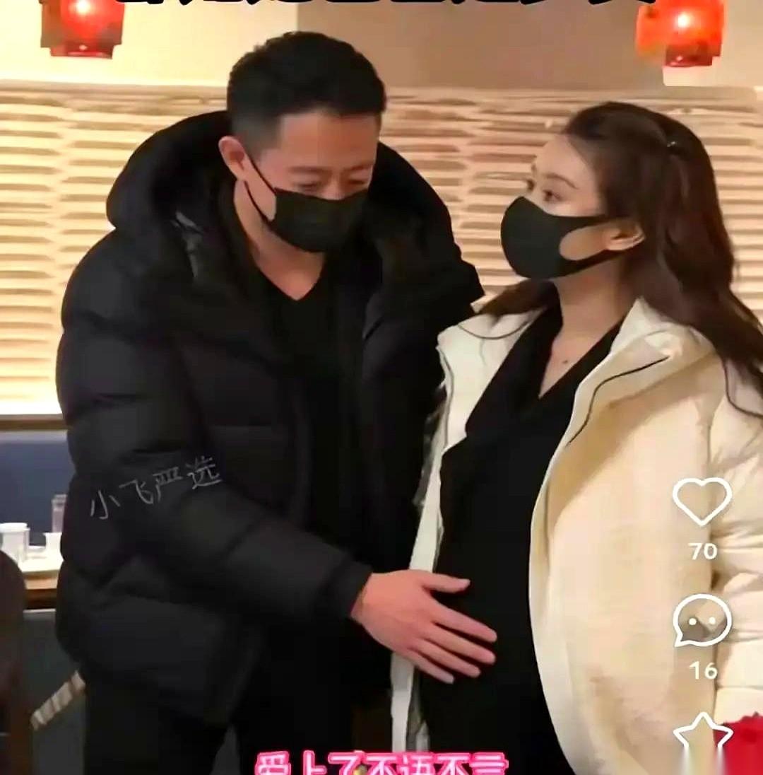 在珠宝店磨蹭两小时，最后挑了根预算十分之一的链子。他悄悄问导购：“她低头写字的