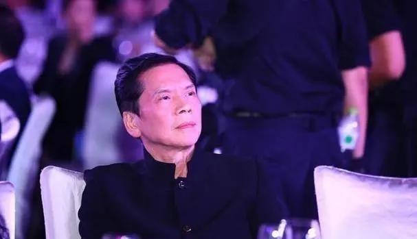 1996年，京城第一小混混白小航，在点歌台闹事，向华强警告白小航不要玩火，结果白