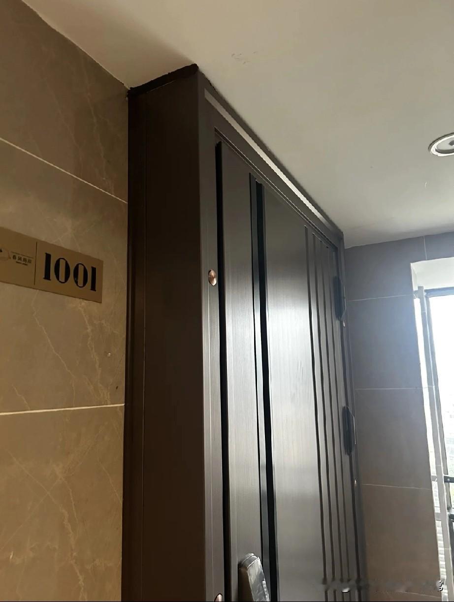 邻居家这入户门，把整层楼的面子都抢没了刚出电梯就被1001户的门吓一跳——