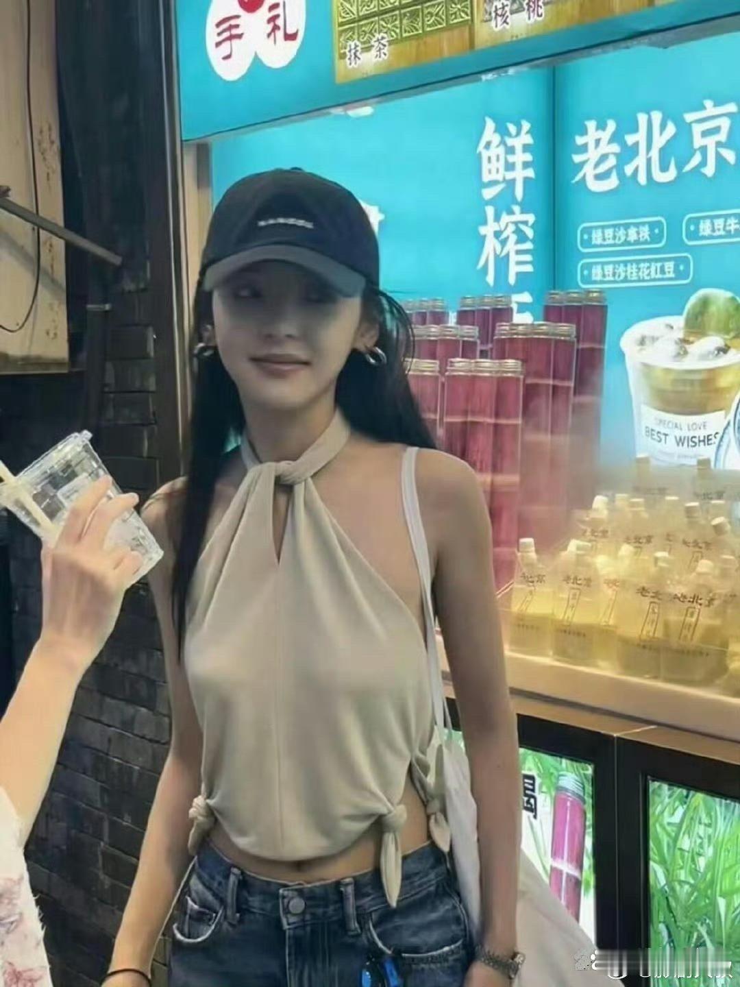 章若楠胆子太大了竟然不穿就出门了……