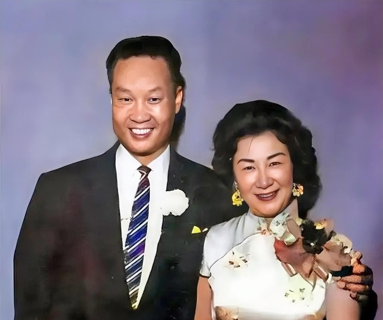 1986年2月21日，美国弗吉尼亚州监狱里，63岁的金无怠被铐在审讯椅上。面对F