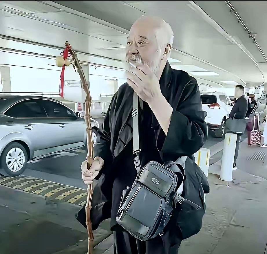70岁李琦最近在大兴机场被拍到，整个人瘦了一大圈，走路也不稳当。很多人只看见明星