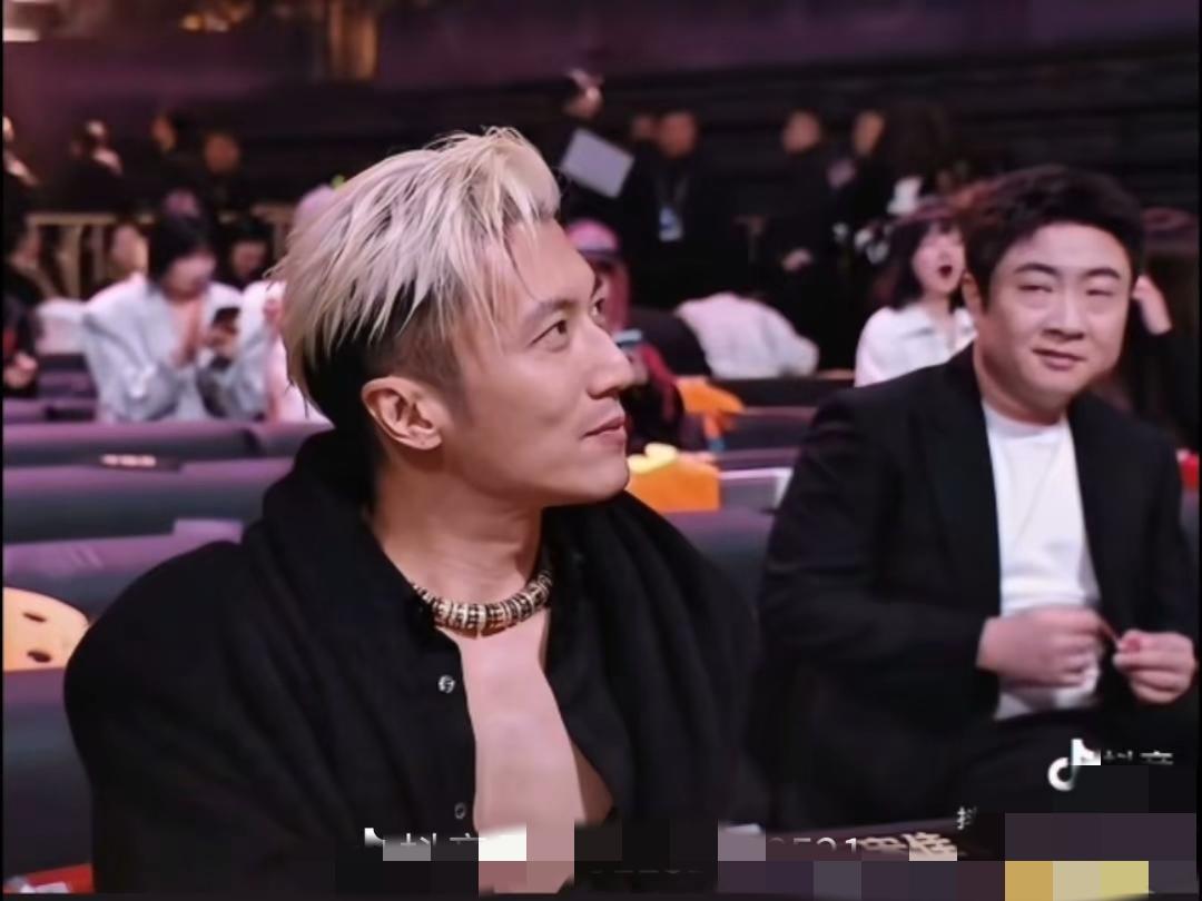 笑不活了，乔杉偷看谢霆锋我没觉得搞笑，乔杉专门解释太搞笑了。他还对着镜头