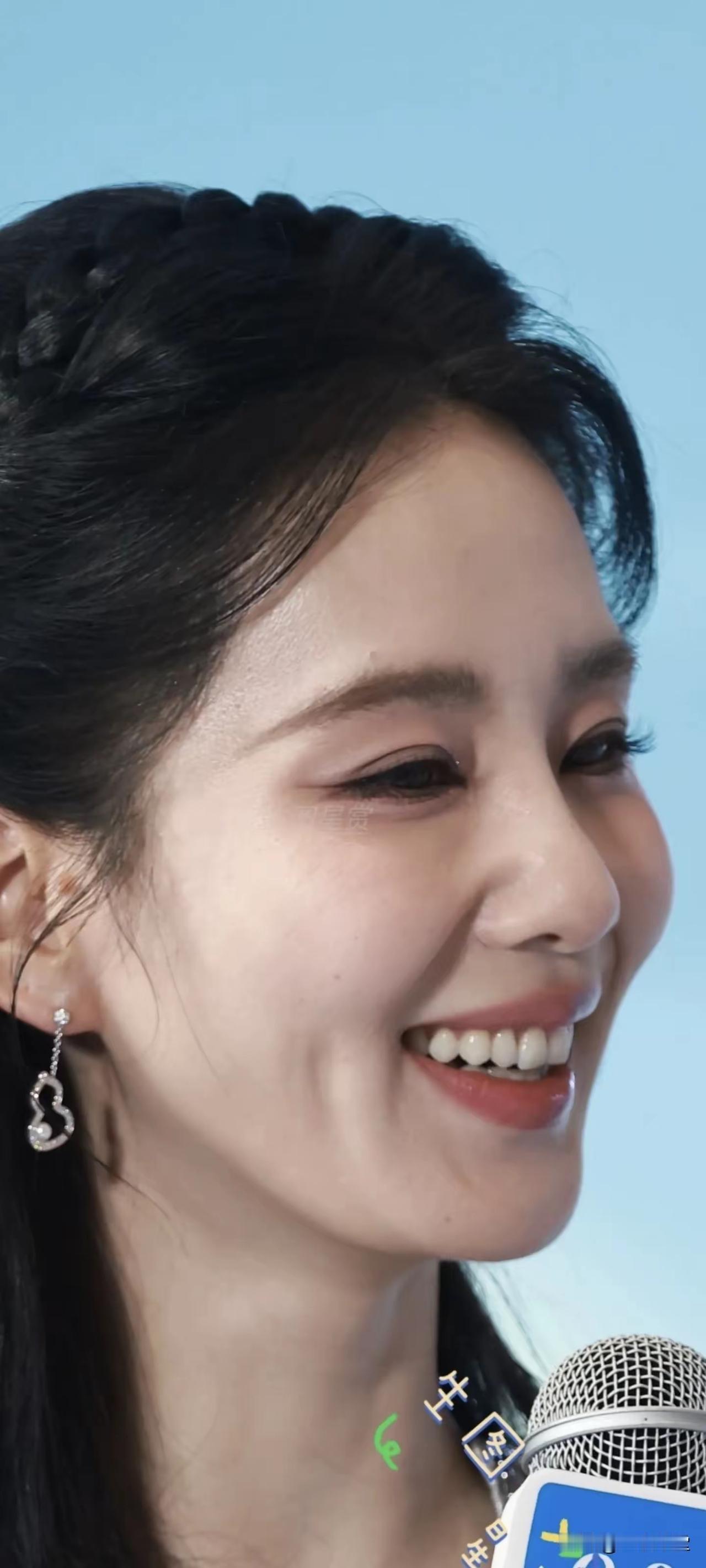 能不惧高像素相机拍照后，还不惧100%放大后数眉毛数量的模特，才是真抗打的颜值。