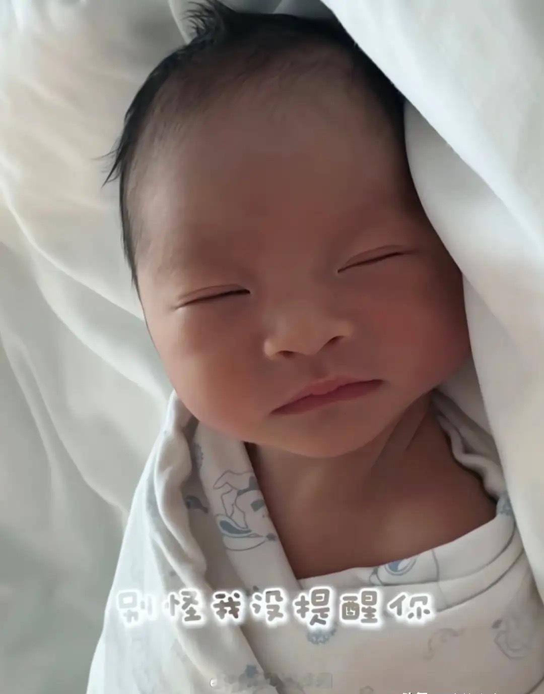 马筱梅产后3天又晒儿子，小宝宝躺在包被里面，刚睡醒睁开一只眼，表情特别呆萌，天生
