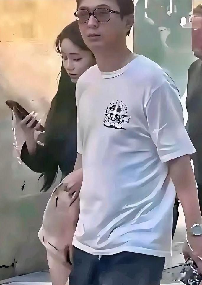 王思聪追求异性的惯用方式被圈内知情人士爆料曝光。曾和他有过交往的女生透露，他惯用