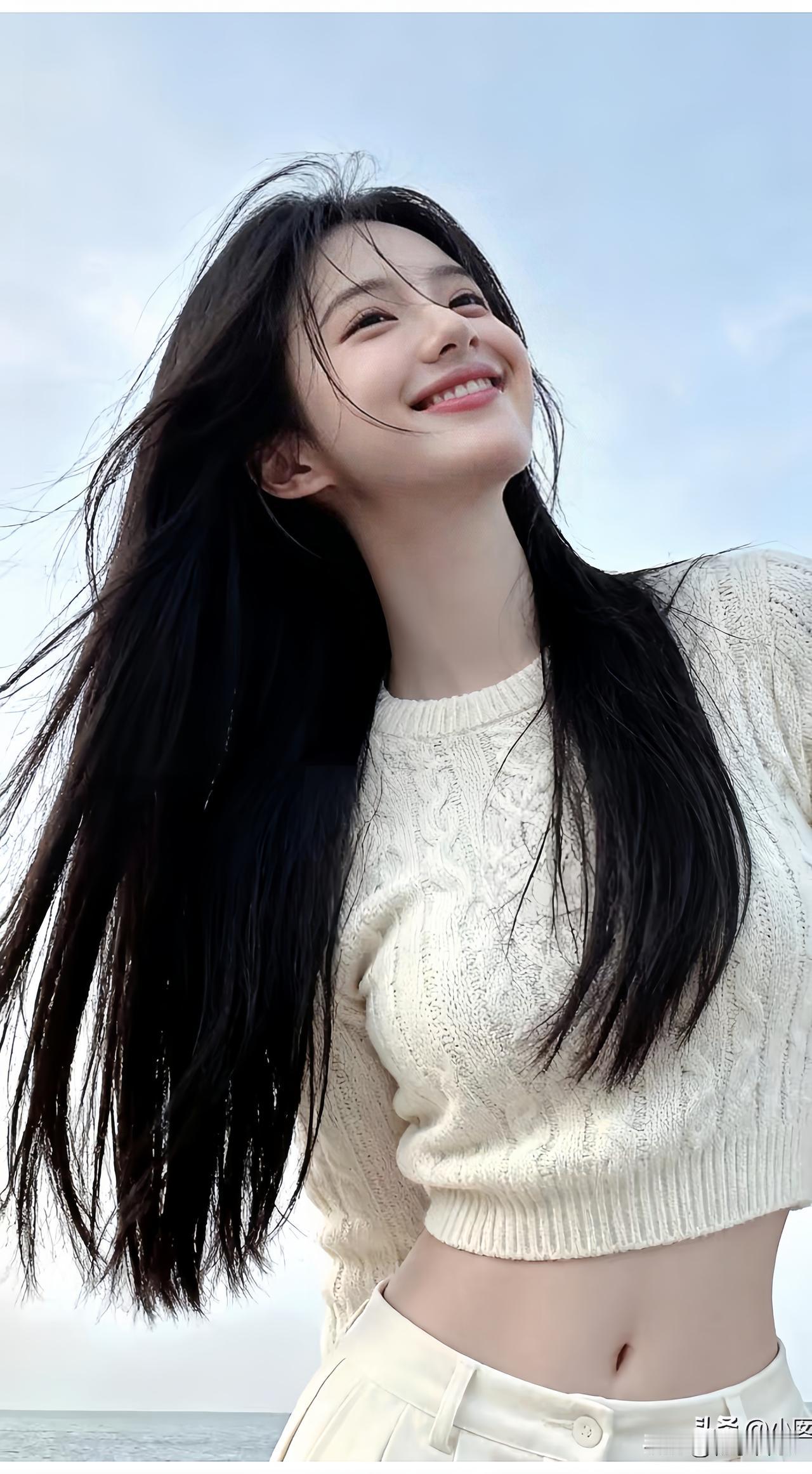 海边少女沐着微风，发丝轻扬，眉眼弯弯，一抹灿烂笑容撞进温柔海风里✨今日分享随手拍