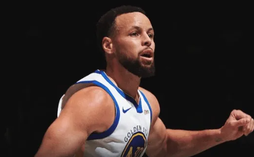 NBA常规赛，勇士120-107战胜篮网。勇士球员斯蒂芬-库里本场比赛首发出战