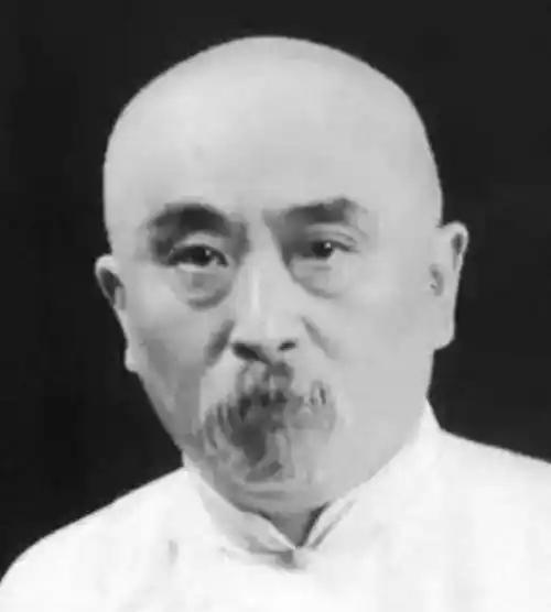 1910年，晚清神医自称梦到未来的新中国，没有租界和治外法权，到处高楼大厦，飞船