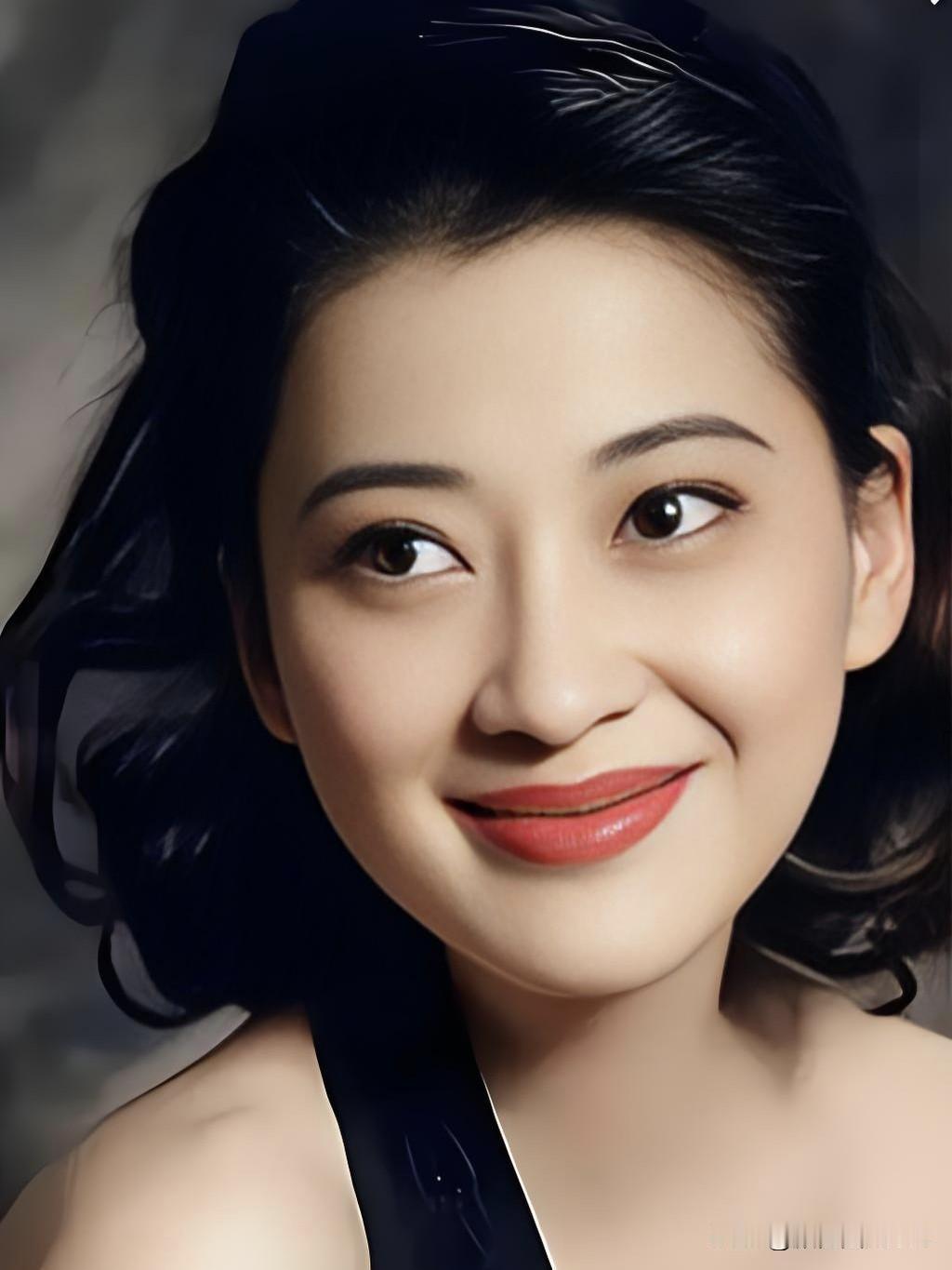 岁月从不败美人，梅婷以精湛演技刻画百态人生。荧幕上她温婉大气，生活中她恬淡通透。