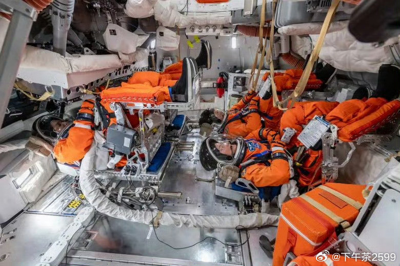 美绕月火箭宇航员一度与地面失联北京时间2026年4月2日6时35分，搭载4名宇航