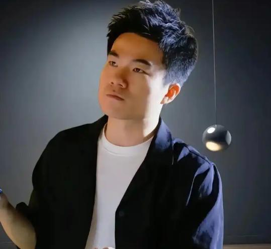 我是宇辉的铁粉，从刚开始被大家认识时我就关注他了看着他从直播间的“兵马俑”走