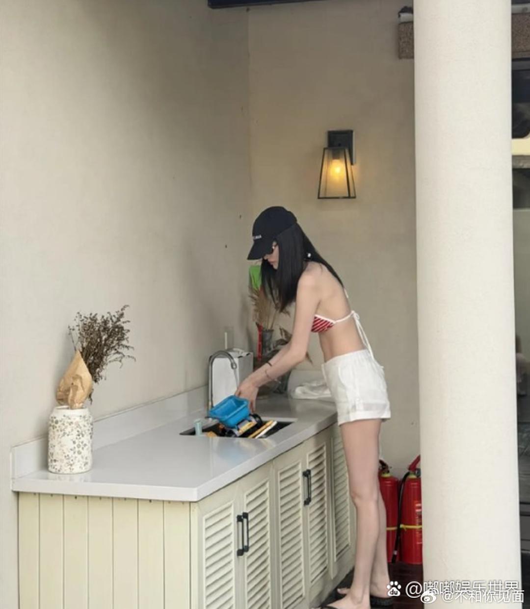 何穗分享阿那亚度假随拍，状态松弛惬意。五官算不上惊艳出众，但高挑纤瘦、肤色白皙，