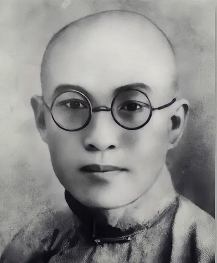 看起来是光头，其实大有来头。知道他是谁吗？“二大”在他家召开，“一大”由他筹