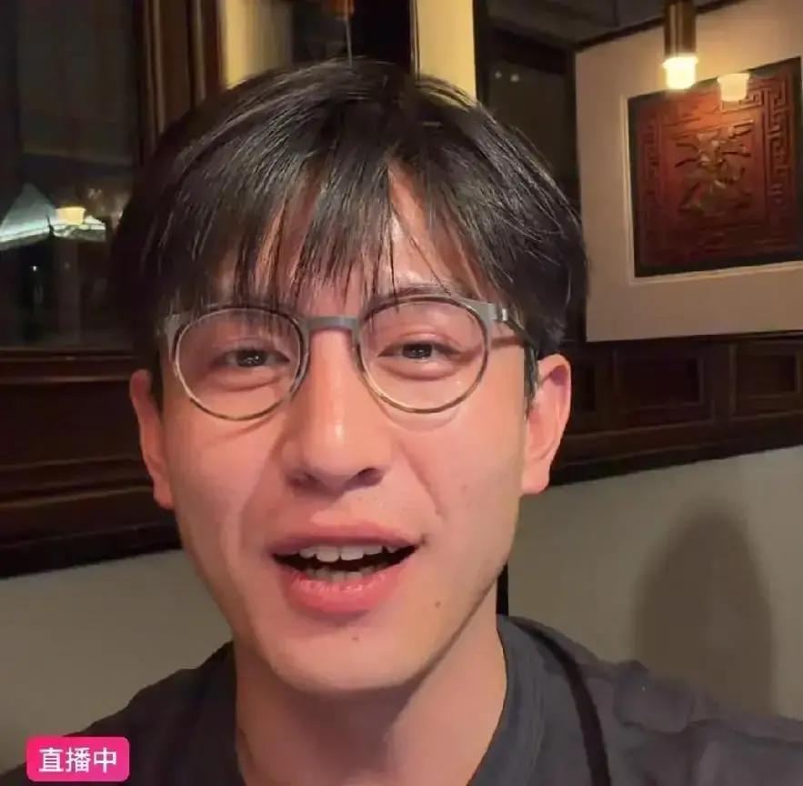 短剧扑街，刘萧旭却天天蹲直播间？别笑他拼，是行业不给喘气。以前火一部能吃半