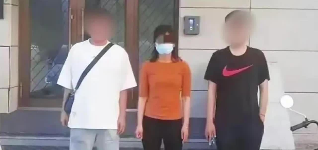 江苏南京，一男子迷上了直播间的小姐姐，给她疯狂刷礼物后，小姐姐和他交换了微信，从