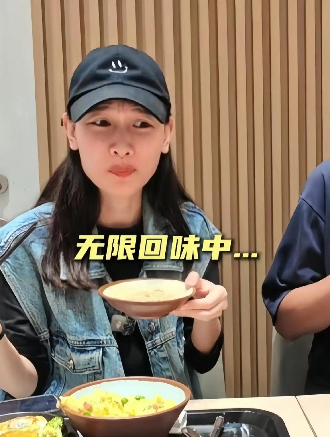 任重和重庆媳妇孙骁骁酸辣米线约会，辣到满脸通红捂嘴喊“这么辣”，孕期控糖互相投喂却甜到冒泡​