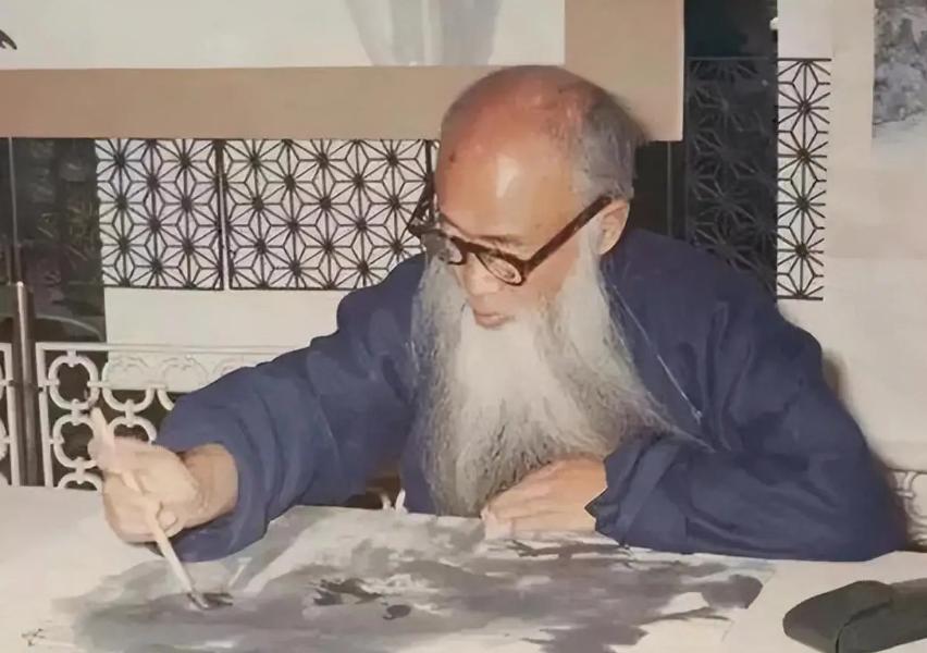 15岁的黄凝素嫁给张大千后，没过多久便怀了孕，此后孩子一个接一个出生，一共生下8