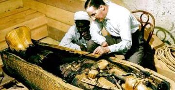 她没烂，骨头牙齿都在，陪葬品整齐摆着，连树皮上的刻痕都拍了高清照。这人40多