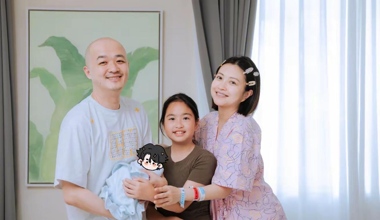包文婧二胎喜讯来袭！包贝尔晒全家福，网友秒断“小公子”驾到这个充满爱意的日子里