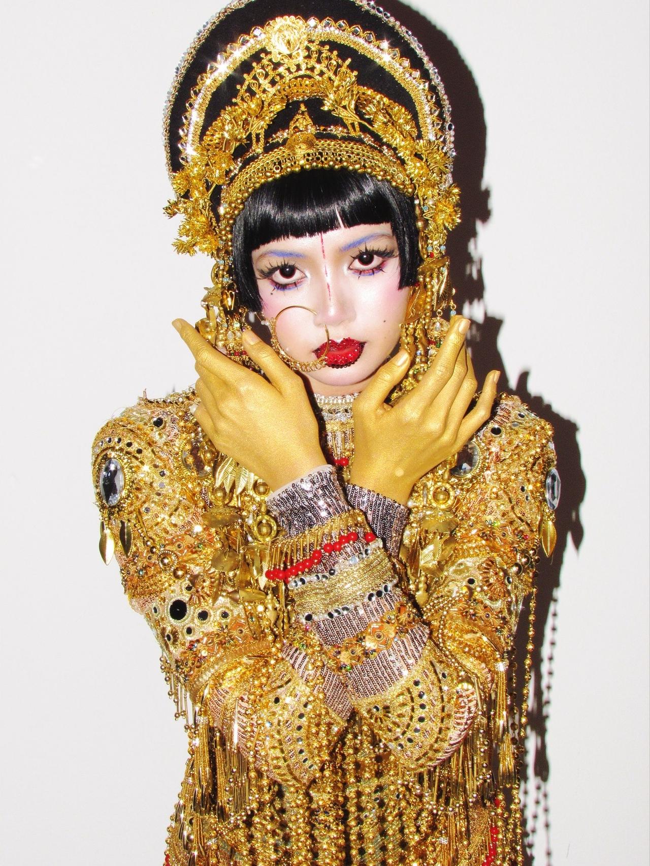 Lisa这次的万圣节造型真的绝了！她cos的是《爱死机》第三季里那个覆满珠宝