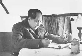 建国后，中央不成文规定：为了保证毛主席的安全，禁止他坐飞机。毛主席多次找空军，要