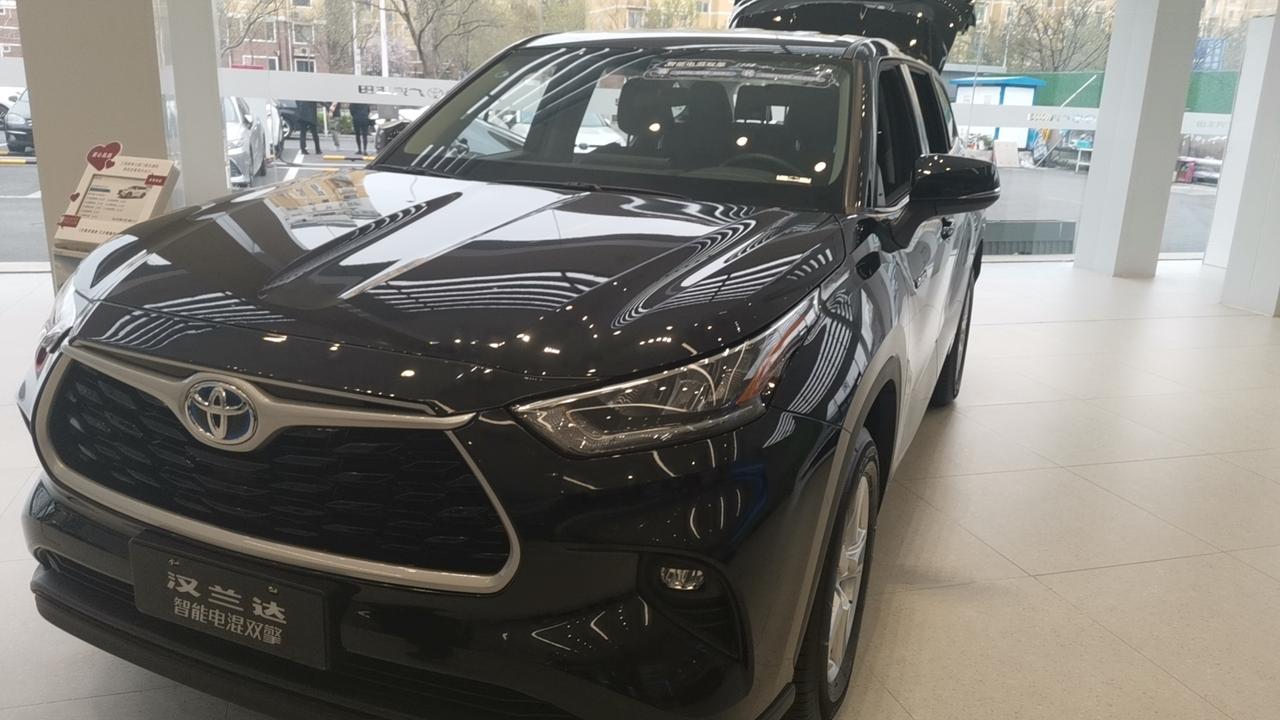 汉兰达的离地间隙我觉得还是挺大的，我身高176，没有固定踏板上下车也可以，但总要