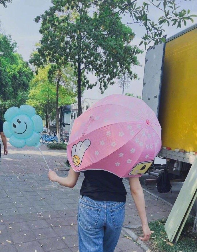 关晓彤：娱乐圈“头盔伞”最强种草机在娱乐圈这个充满潮流与时尚的大舞台上，最近悄
