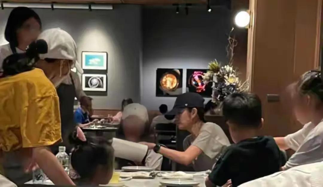 安以轩老公被捕入狱后，低调三年后，首次素颜状态被拍摄。安以轩被拍到跟几位友人