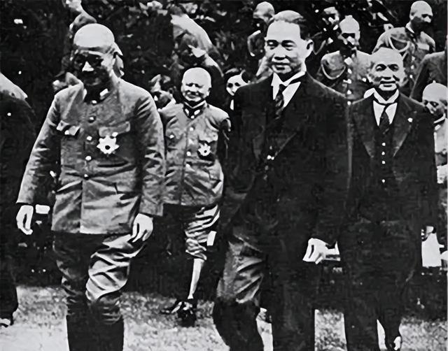 抗战时汪伪政府粮食部部长顾宝衡，因为贪污腐败，贪了日军和伪军的军粮，从白米改成糙