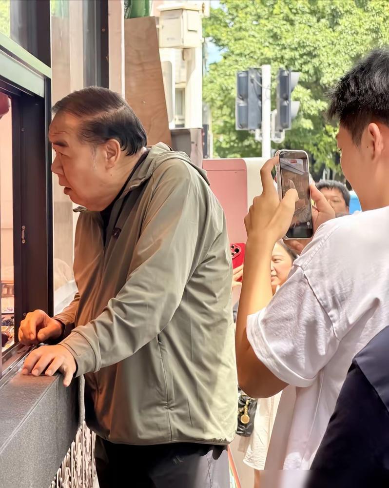 75岁的郑则仕在汕头老家排队买卤鹅，没人认出来，他瘦了整整70斤。照片里他穿