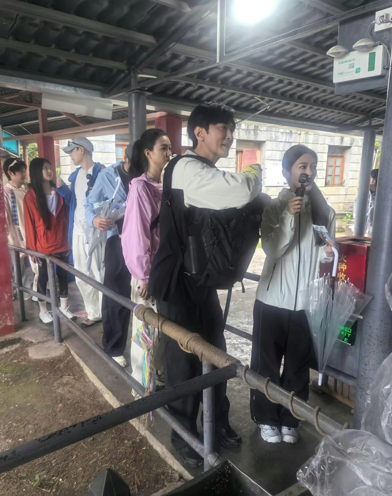 高梓淇45岁状态还可以，新女友看起来比高梓淇小十几岁，挺年轻的。近日，高梓淇