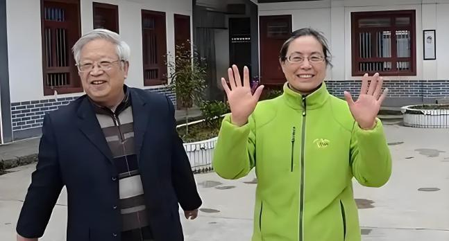 2005年，中国驻尼泊尔外交官朱敏退休后，瞒着子女，带着妻子连夜离家，从此杳无音