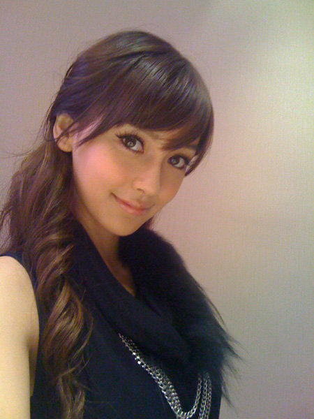 Angelababy13岁旧照Angelababy13岁时在学校就很有名了我姐