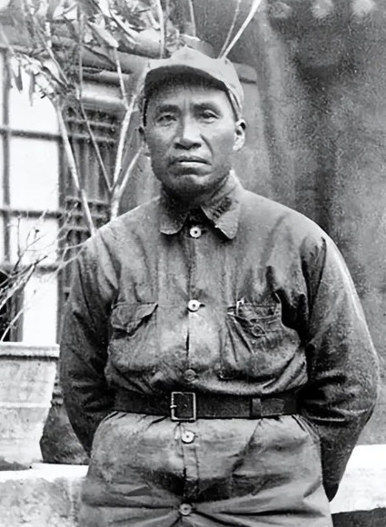 朱德和妻子正在吃饭，突然，敌军踹门而入：“抓住朱德！”妻子灵机一动，抓起一个脸盆