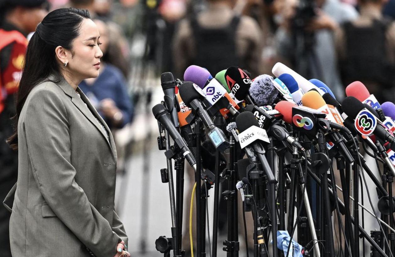 泰国前首相他信因在服刑期间长期住院、未实际入狱，被最高法院判处须重新服刑一年。法