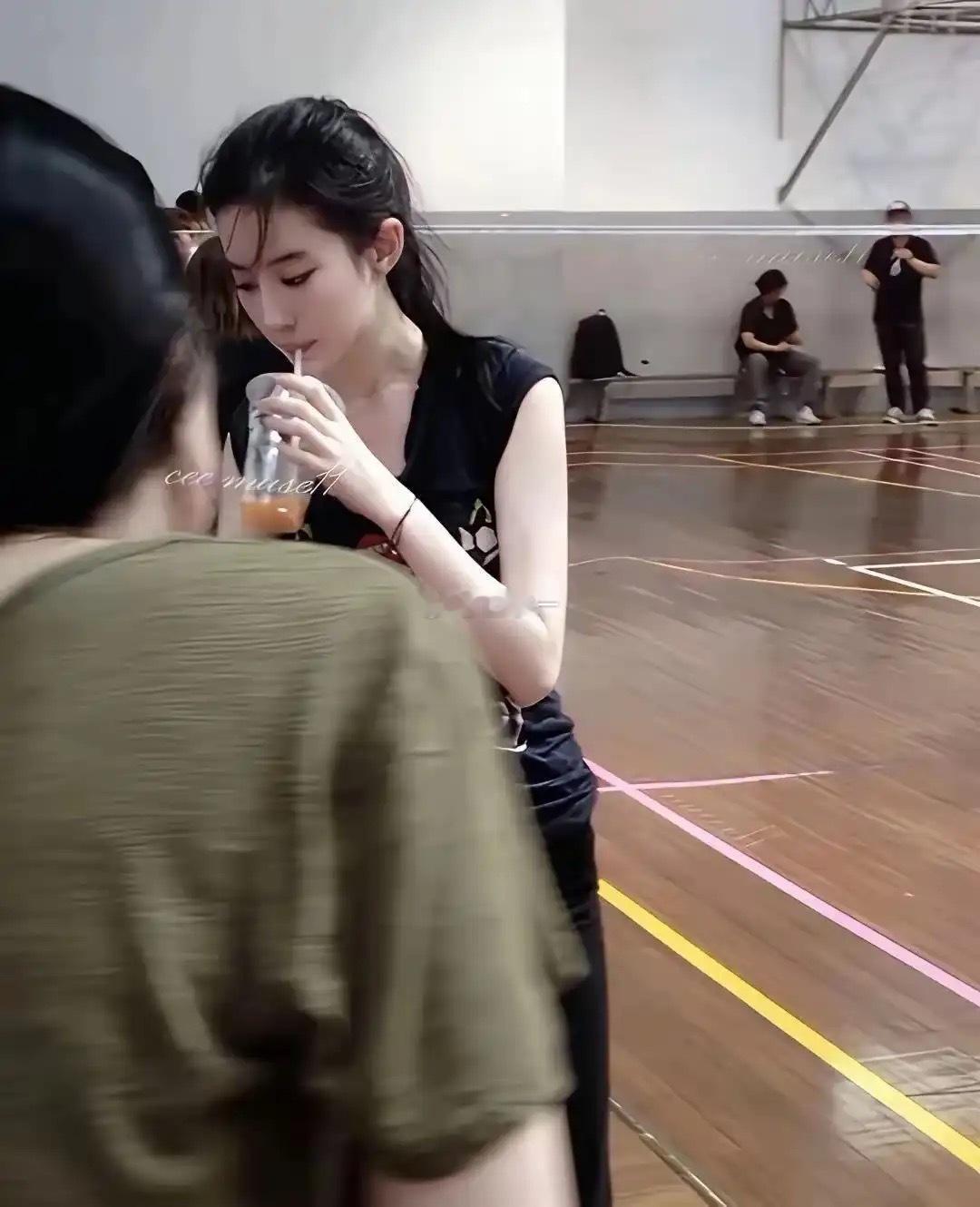 这是人类吗？这也太漂亮了吧！
