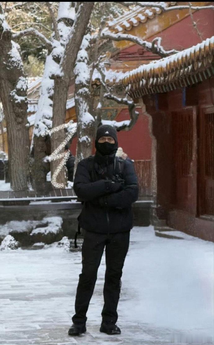 李现提前一周预定故宫门票李现以后不穿一身黑了摄影爱好者李现太拼了！刷到北京可能
