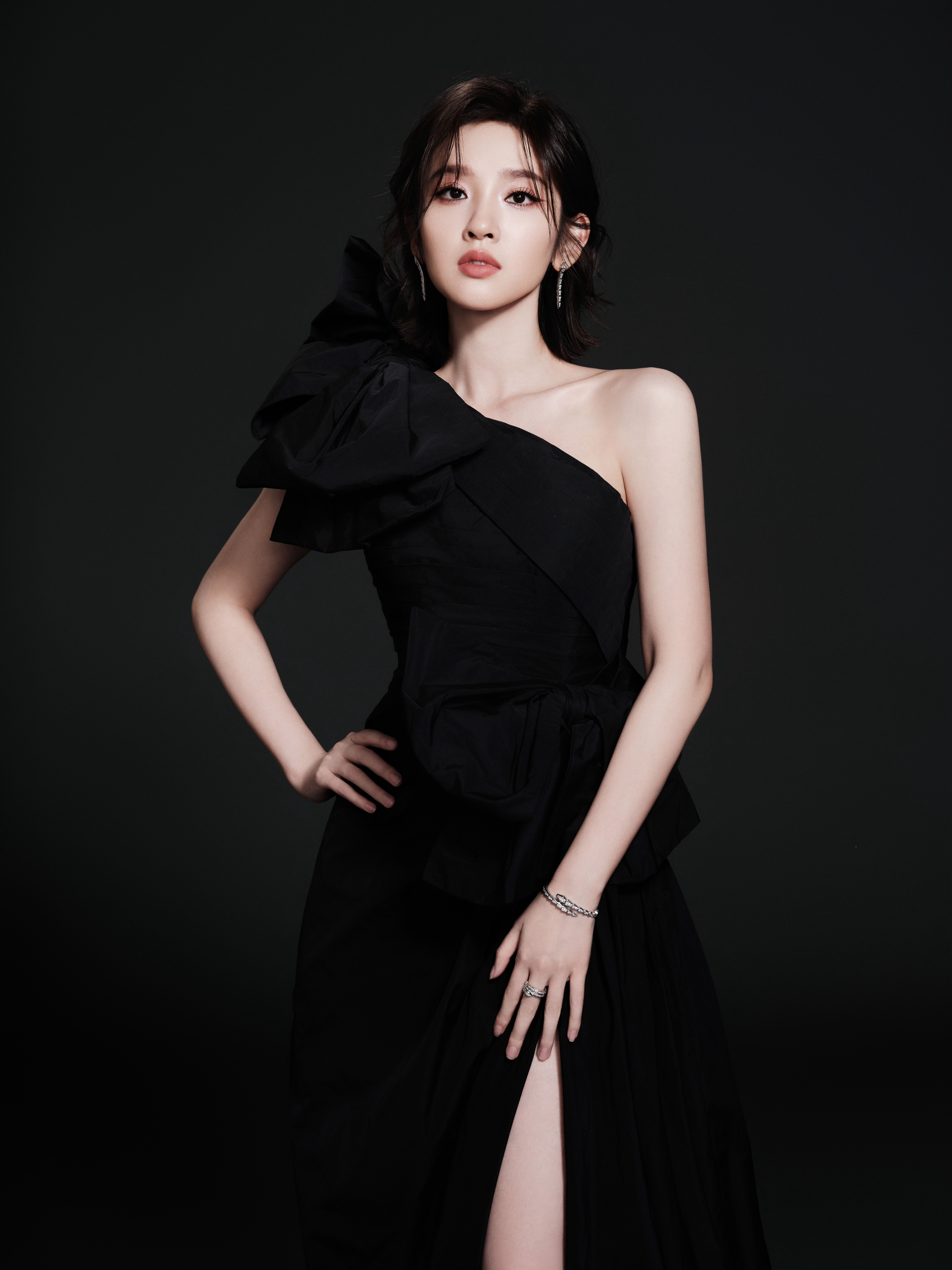 👠唐艺昕唐艺昕因皮肤原因4年未拍戏