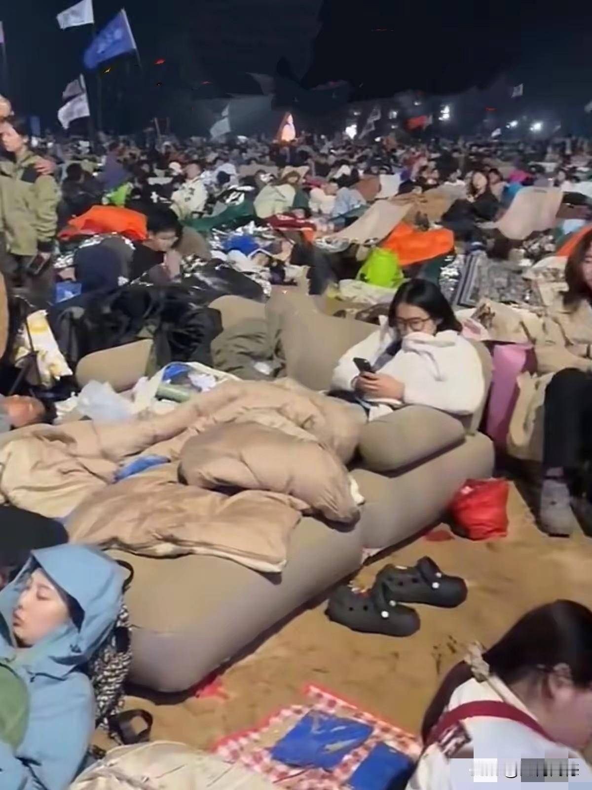 出去游玩的人都这样在外面随随便便的凑合一夜，那酒店的生意可不好做了，农家乐的生意