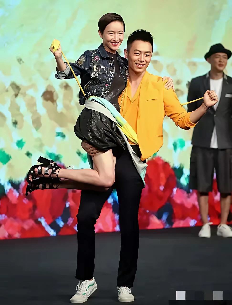 朱亚文不愧是内娱硬汉代表，果然男友力十足，直接单手就能轻松抱起来女明星，感觉比战