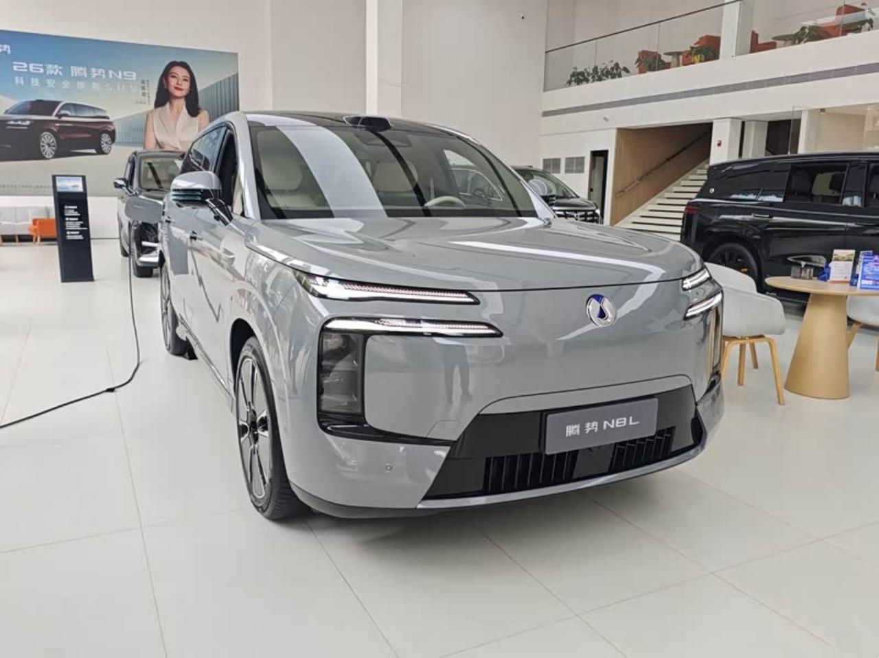 今天带着家人来看腾势N8L，实话说，这台车在很多方面都出乎了我的预料。首先，作