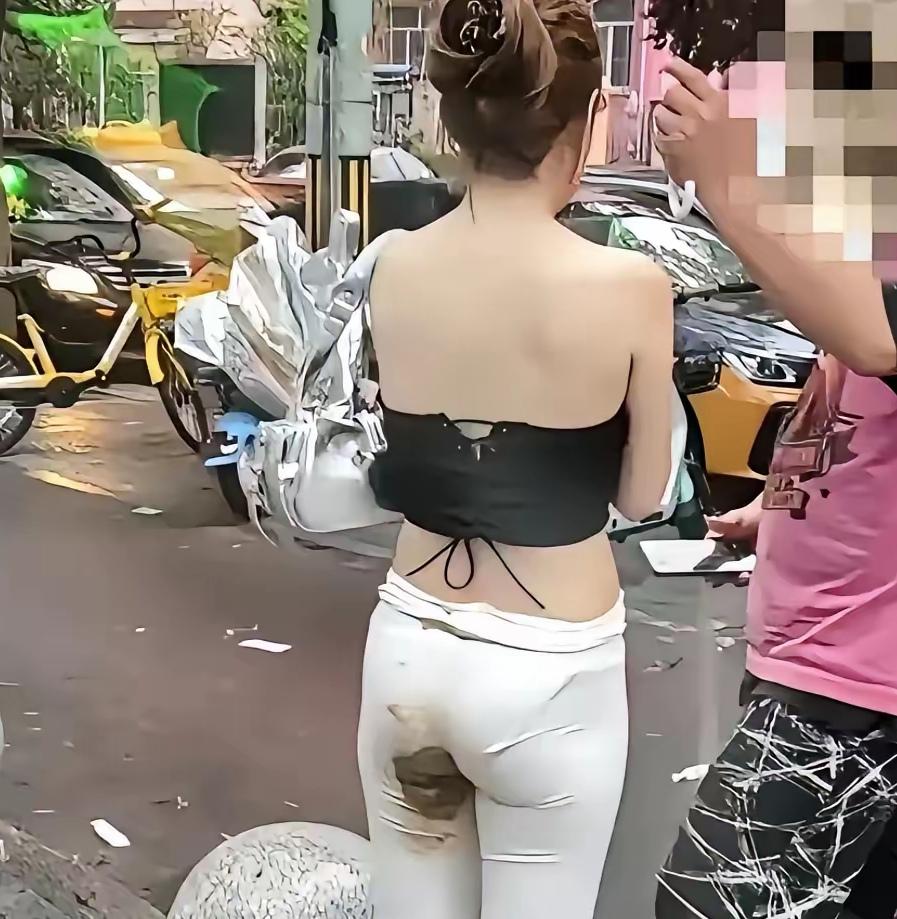 辣眼睛！美女穿着脏脏裤，别人看到好尴尬某地大街上，突然见前面一年轻女子，穿一